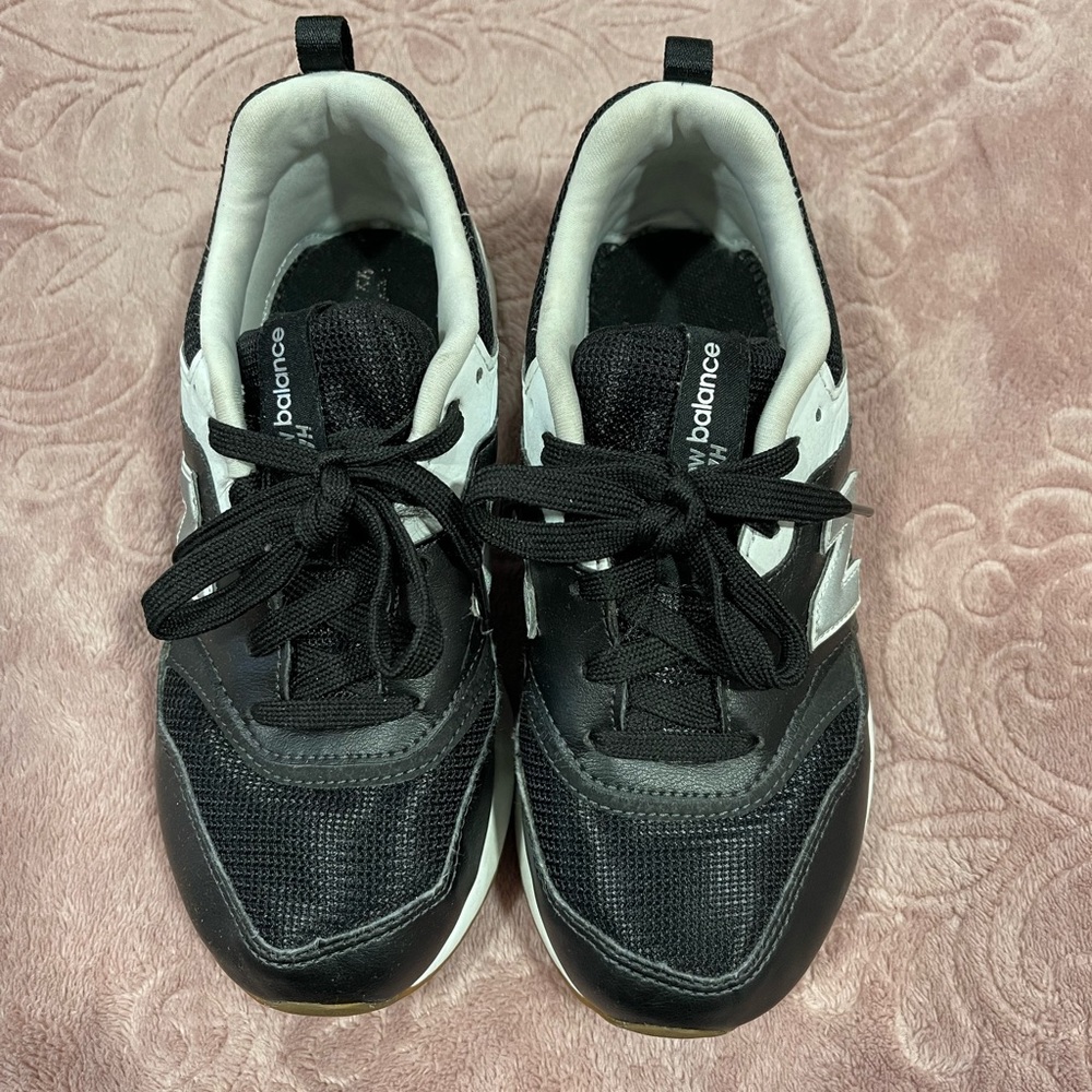 New Balance Sneakers Kid’s 997H, Black and White, Size 2 big kids.